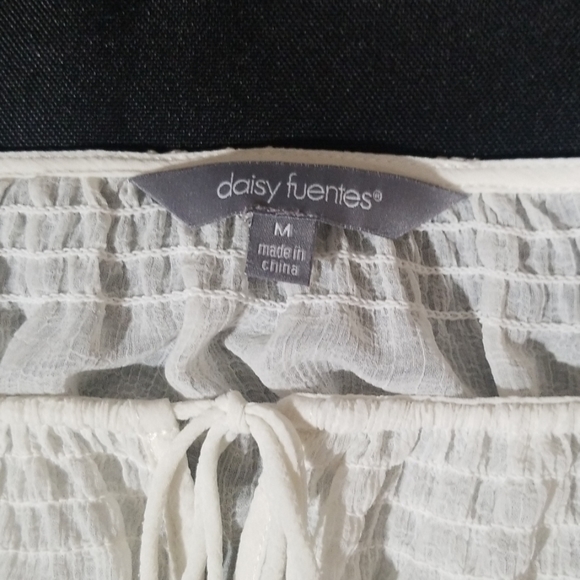 Daisy Fuentes floral embroidered tunic top. Size M - Picture 6 of 8